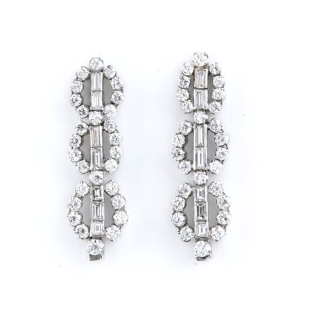  
Orecchini in platino e diamanti 
 Lunghezza 3,7 cm. Peso complessivo 15,9 gr.