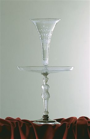  
Centrotavola in cristallo di Baccarat e argento Olanda, 1869
 Altezza x diametro: 55 x 29 cm. 