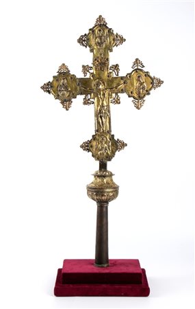  
Croce processionale in rame Sulmona, inizio XV secolo
 Altezza massima incluso supporto per asta: 69 cm; larghezza 33,5 cm. Peso 1520 gr