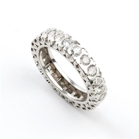  
Anello Eternity in platino e diamanti  
 