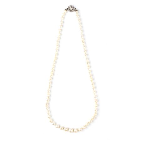  
Collana di perle con chiusura in oro bianco e diamanti    
 