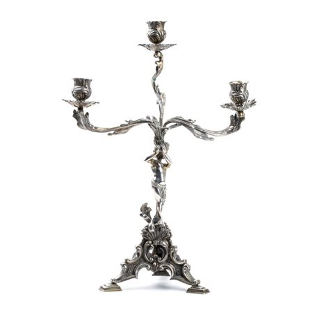  
Candelabro in argento Inizio XX secolo
 Altezza x larghezza x profondità: 37,5 x 28 x 13,5 cm. Peso: 1220 gr ca.