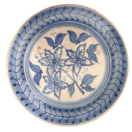 Piatto in maiolica Santo Stefano di Camastra decorato a motivi floreali blu