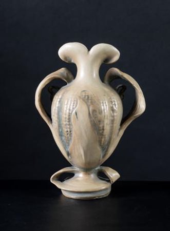 AMPHORA. Vaso in porcellana policroma, circa 1900.