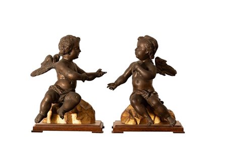 Coppia di piccoli putti in bronzo su basi in legno   Manifattura romana del XVIII secolo