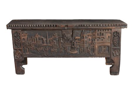 Cassapanca in legno in patina scura con intaglio dentellato al coperchio. Tirolo, XIX secolo   