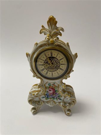 Piccolo orologio da camino in porcellana di Capodimonte con ricche volute e decori floreali   