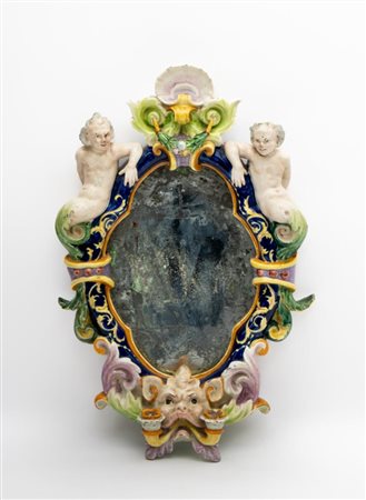 Deliziosa applique candeliere a due fuochi in maiolica policroma con mascherone, figure grottesche ai lati e specchio al mercurio.   Manifattura Battaglia, Napoli XIX secolo