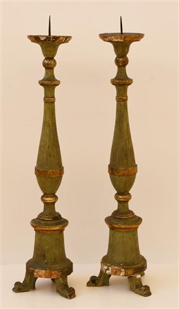 Coppia di torciere in stile neoclassico da altare in legno laccato verde e dorato.   