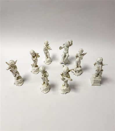 Nove statuine in ceramica di Capodimonte raffiguranti angeli musicanti   