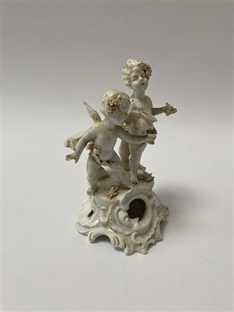 Piccolo gruppo di bacchini in ceramica bianca di Capodimonte   