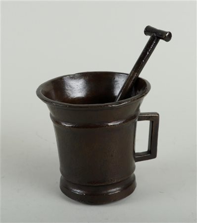 A beautifully patinated Gothic bronze mortar and pestle H.: 13 x diam. 12 cm.