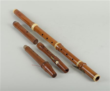 A lot consisting of a palm wood and transverse flute (key D - 400 Hz) with...