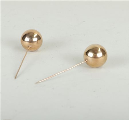 gold plug, note that only the balls are 14 kt, the needles are non-precious....