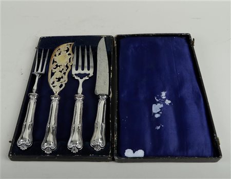 A lot consisting of (4) pieces of serving cutlery, with silver handle,...