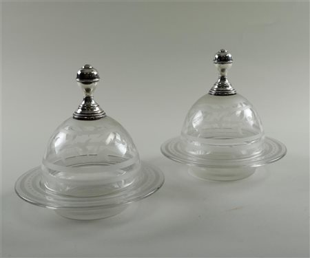 A pair of etched glass domes with silver knob. H.: 19,5 cm. x diam.: 18 cm.