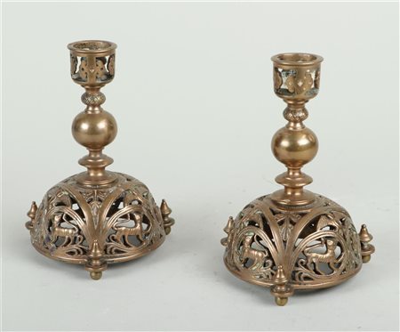 A lot of two bronze candlesticks. Early 20th century. H. 14,5 cm.