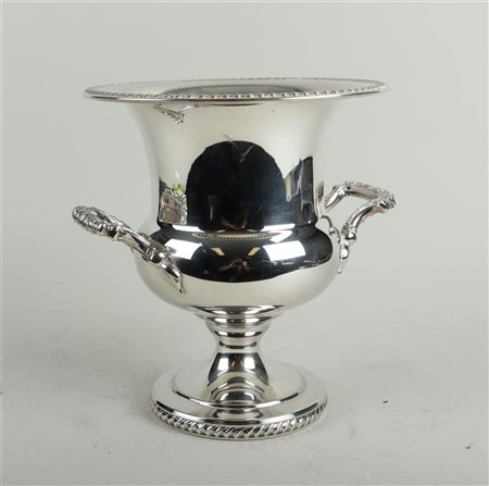 A silver-plated wine cooler in the shape of the Medici vase, H.: 26 cm....