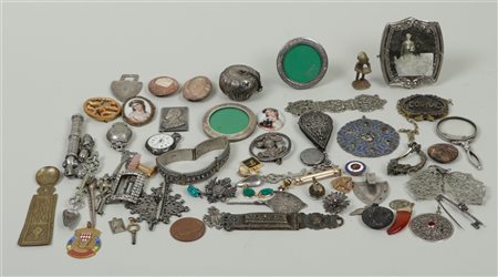 A lot with various objects including silver objects and buckles.