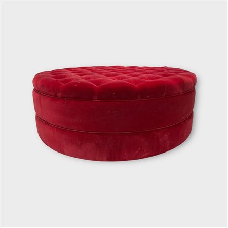 A large tufted showroom pouffe covered with red fabric. Diam.: 120 cm.