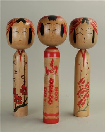 A lot consisting of (3) Kokeshi dolls. Japan, 20th century. H.: 38 cm.