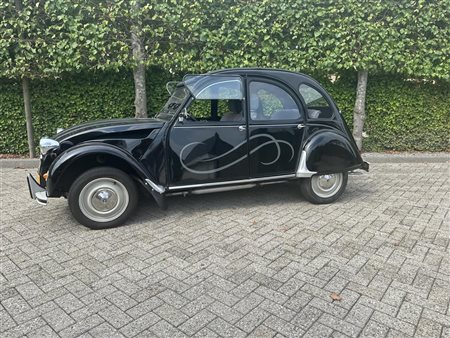 A Citroen 2CV 6 sedan with very low mileage, built in 1981, license plate...