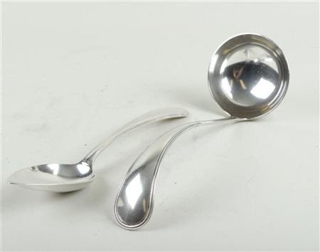 A lot consisting of (2) silver serving spoons, 2nd grade. Weight: 392 grams.