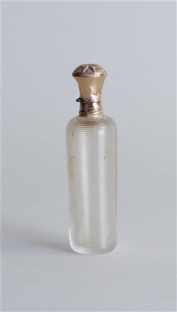 A perfume bottle with gold stopper, ca. 1900. H.: 9 cm.