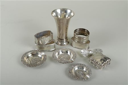 A lot of various silver including a cup for the occasion, a snuff box,...