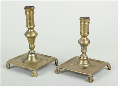 A lot of two brass Spanish candlesticks 18th/19th century. H. 18- 20 cm.