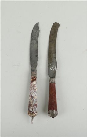 Two early 18th century partly silver knives with agate handles. L. 23 cm.