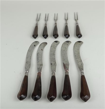 A 19th century cutlery set consisting of meat forks and knives. L. 29 cm.