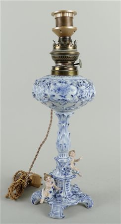 A porcelain oil lamp base in Zwiebelmuster decor decorated with putti....