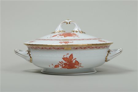 One-lid tureen in Apponyi orange decor. Herend, 20th century.15 x 30 cm.