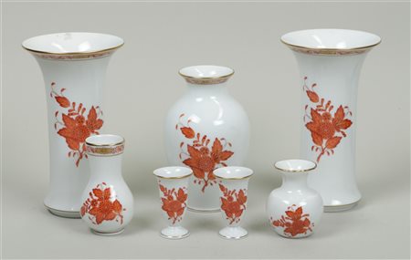 Lot of seven vases in Apponyiorange decor. Herend, 20th century.H. 6,5 - 17 cm.