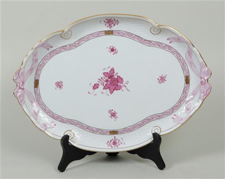 A porcelain tray in Apponyipink decor. Herend, 20th century.Diam. 40 cm.