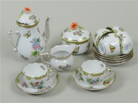 A porcelain coffee set in Queen Victoria decor. Herend, 20th century.H. 18 cm.