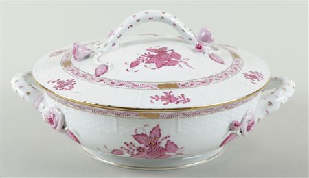 One-lid tureen in Apponyipink decor. Herend, 20th century.15 x 30 cm.