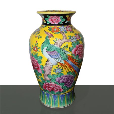 Vaso antico giapponese di porcellana smaltata gialla con raffigurazioni floreali e uccello, 19° secolo