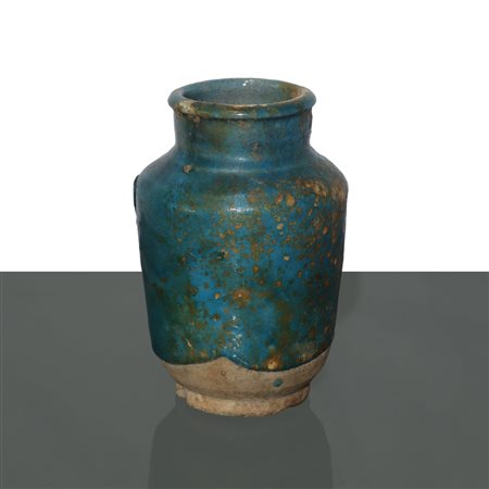 Piccolo albarello in ceramica persiana, con smalto verde e tracce di iridescenza dorata, Persia 12th-13° secolo