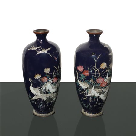 Coppia di vasi cloisonnet blu con decori di aironi e fiori, Japan, Meiji period, fine 19° secolo