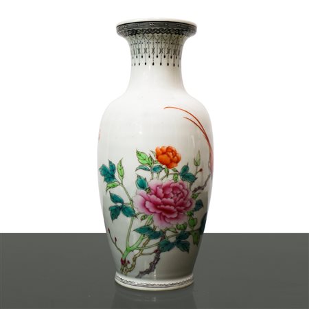 Vaso cinese di porcellana bianca con decoro floreale