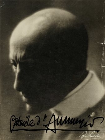 D'Annunzio Gabriele, Ritratto fotografico con firma autografa. Non datato....