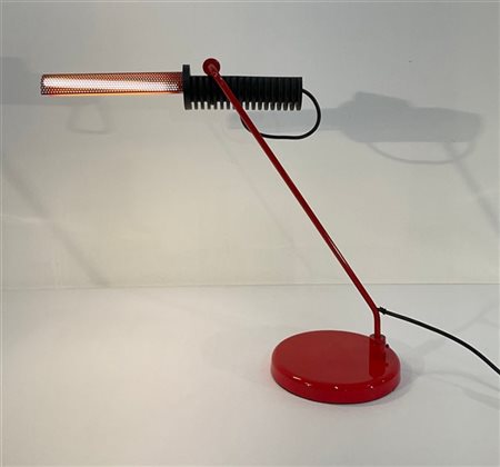 Lampada da tavolo con paralume orientabile. Italia, anni '80. Metallo laccato r