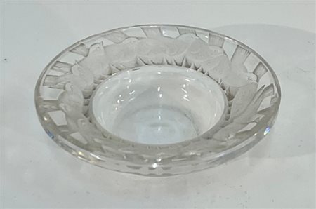 Lalique Piattino in cristallo soffiato in stampo con tesa molata e decorata da u