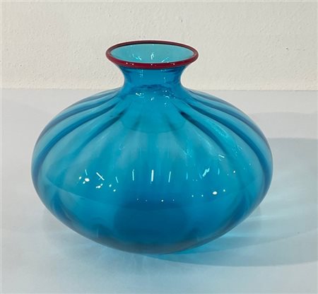 Venini Vaso. Murano, 2006. Vetro trasparente azzurro con orlo rosso applicato a