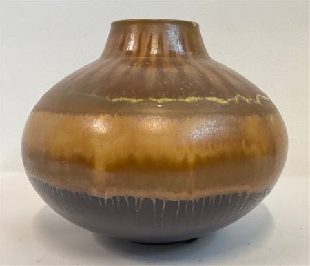 Vaso in terracotta smaltata a colaggio nei toni del marrone nella parte esterna