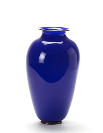 Barovier e Toso Vaso a balaustro in vetro incamiciato blu cobalto con base e orl