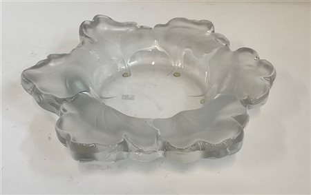 Lalique Centrotavola in vetro trasparente pressato in forma con foglie. Francia,