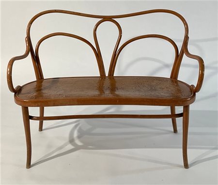 Thonet Divanetto in faggio curvato. Austria, inizio secolo XX. Recante etichetta